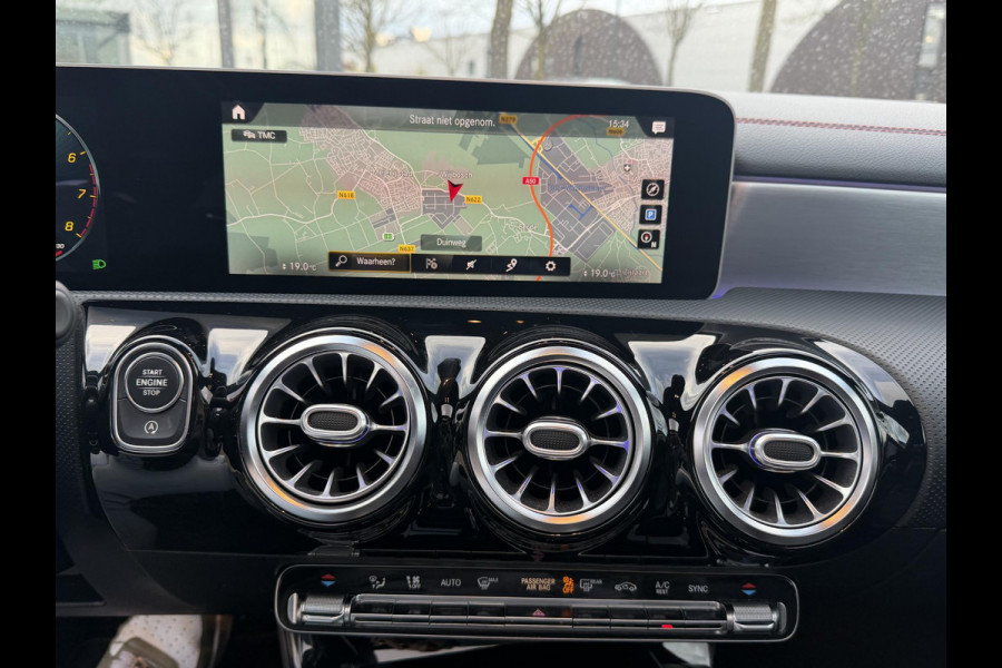 Mercedes-Benz CLA-Klasse 180 Business Solution AMG VAN € 30.900,- VOOR € 28.440,- UW LENTEVOORDEEL € 2.460,-! | PANO | AMG-LINE | STOELVERWARMING | SFEERVERLICHTING| CAMERA| KEYLESS|