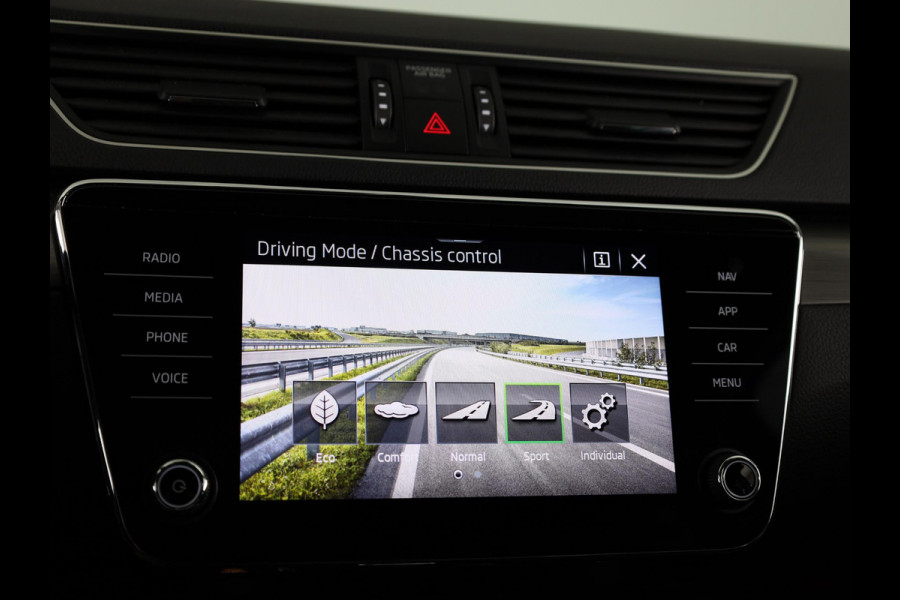 Škoda Superb 1.4 TSI iV Style 218 pk Automaat (DSG) | Navigatie | Parkeersensoren (Park assist) | Achteruitrijcamera | Standkachel | Stoelverwarming |