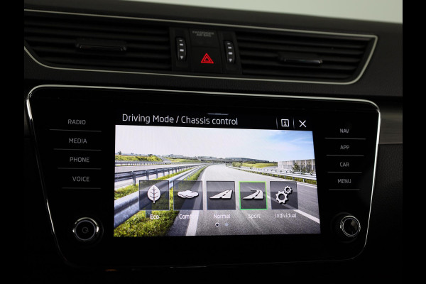 Škoda Superb 1.4 TSI iV Style 218 pk Automaat (DSG) | Navigatie | Parkeersensoren (Park assist) | Achteruitrijcamera | Standkachel | Stoelverwarming |