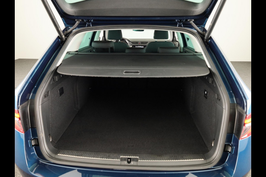 Škoda Superb 1.4 TSI iV Style 218 pk Automaat (DSG) | Navigatie | Parkeersensoren (Park assist) | Achteruitrijcamera | Standkachel | Stoelverwarming |