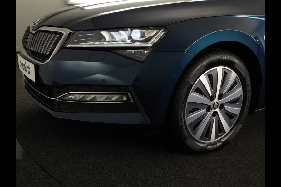 Škoda Superb 1.4 TSI iV Style 218 pk Automaat (DSG) | Navigatie | Parkeersensoren (Park assist) | Achteruitrijcamera | Standkachel | Stoelverwarming |