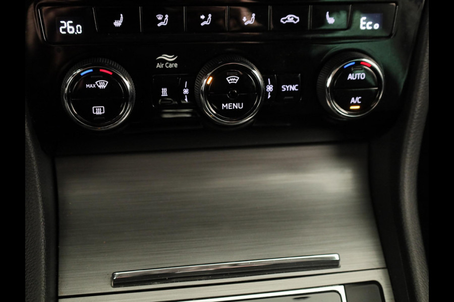 Škoda Superb 1.4 TSI iV Style 218 pk Automaat (DSG) | Navigatie | Parkeersensoren (Park assist) | Achteruitrijcamera | Standkachel | Stoelverwarming |