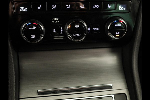 Škoda Superb 1.4 TSI iV Style 218 pk Automaat (DSG) | Navigatie | Parkeersensoren (Park assist) | Achteruitrijcamera | Standkachel | Stoelverwarming |