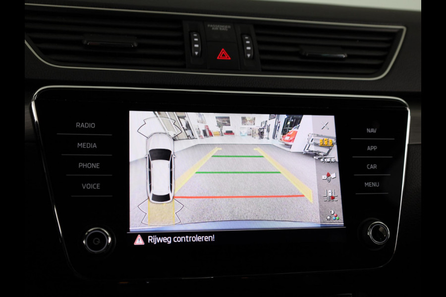 Škoda Superb 1.4 TSI iV Style 218 pk Automaat (DSG) | Navigatie | Parkeersensoren (Park assist) | Achteruitrijcamera | Standkachel | Stoelverwarming |