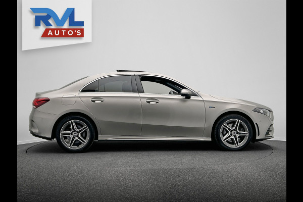 Mercedes-Benz A-Klasse 250 e AMG | Widescreen | Carplay Adaptive-cruise Panoramadak Stoelverwarming Camera Sfeerverlichting