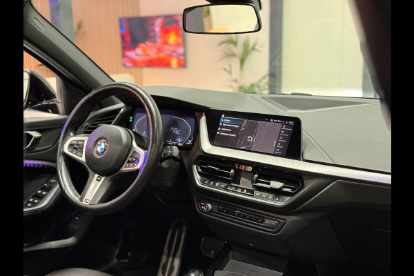 BMW 1-serie 118i High Exec M Sport Pano Led Acc Camera Navi Carplay Leder Stoel&stuurverw.