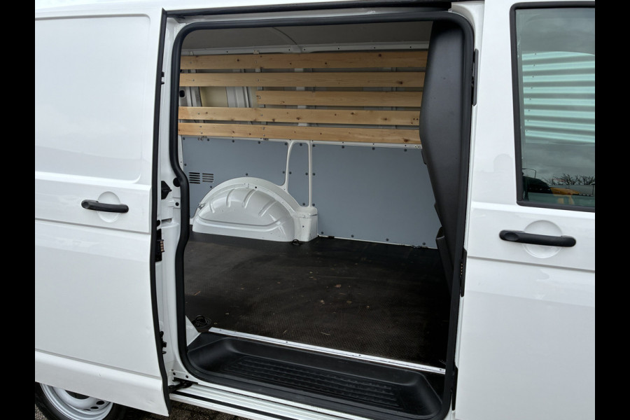 Volkswagen Transporter 2.0 TDI L1H1 Trekhaak Carplay Sensoren Voorruitverwarming Airco