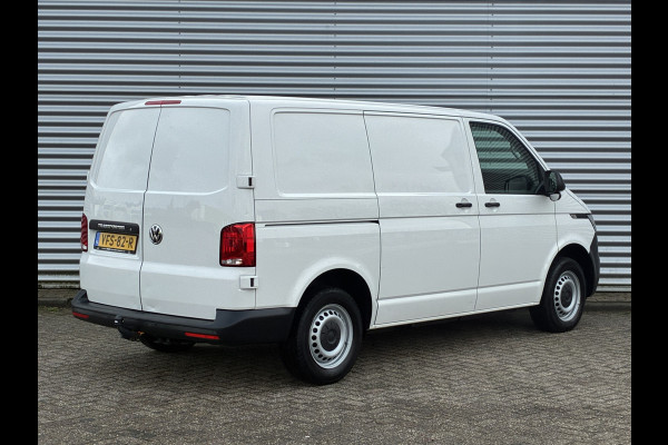 Volkswagen Transporter 2.0 TDI L1H1 Trekhaak Carplay Sensoren Voorruitverwarming Airco