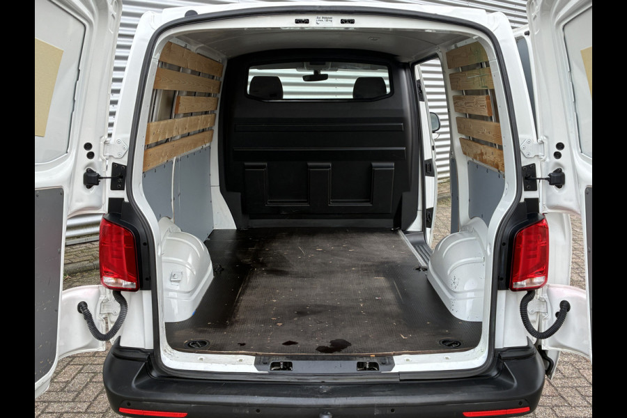 Volkswagen Transporter 2.0 TDI L1H1 Trekhaak Carplay Sensoren Voorruitverwarming Airco