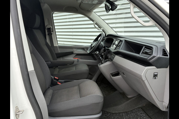 Volkswagen Transporter 2.0 TDI L1H1 Trekhaak Carplay Sensoren Voorruitverwarming Airco