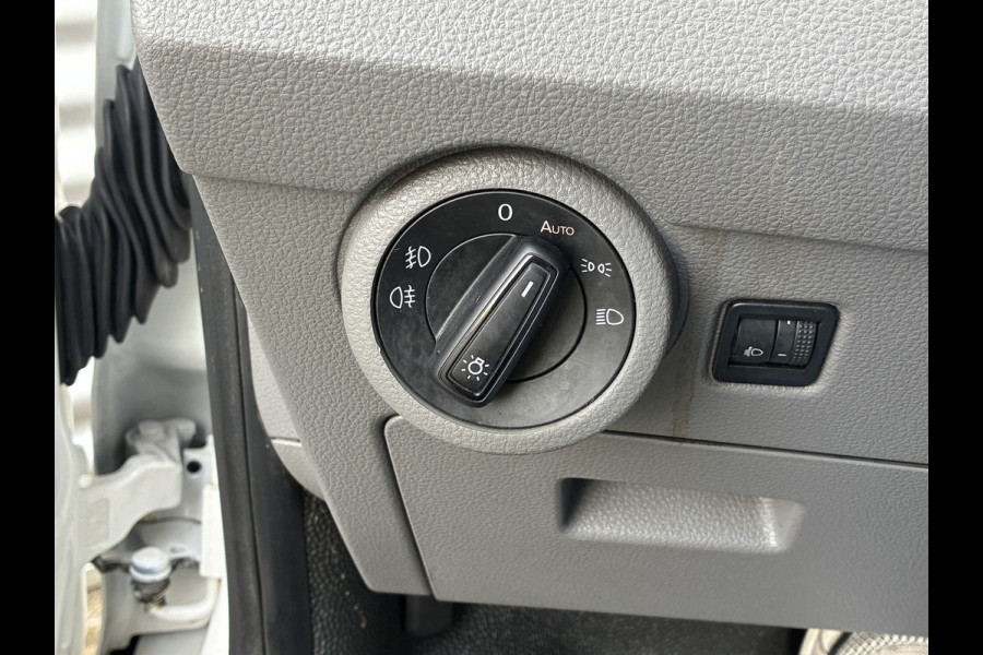 Volkswagen Transporter 2.0 TDI L1H1 Trekhaak Carplay Sensoren Voorruitverwarming Airco