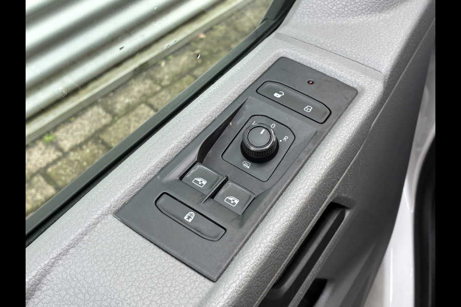 Volkswagen Transporter 2.0 TDI L1H1 Trekhaak Carplay Sensoren Voorruitverwarming Airco
