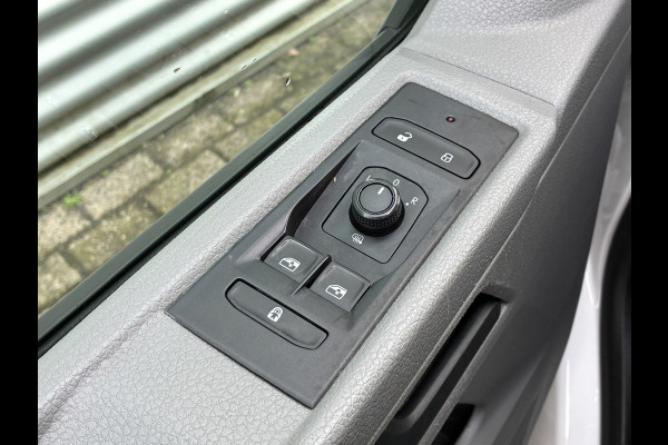 Volkswagen Transporter 2.0 TDI L1H1 Trekhaak Carplay Sensoren Voorruitverwarming Airco