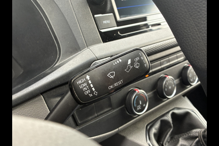 Volkswagen Transporter 2.0 TDI L1H1 Trekhaak Carplay Sensoren Voorruitverwarming Airco