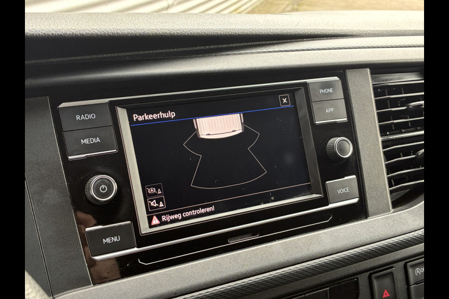 Volkswagen Transporter 2.0 TDI L1H1 Trekhaak Carplay Sensoren Voorruitverwarming Airco