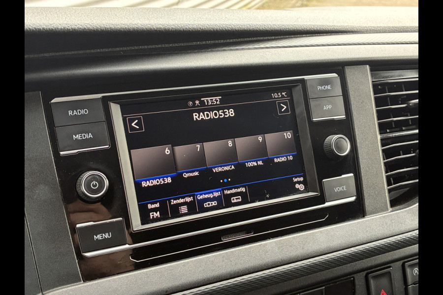 Volkswagen Transporter 2.0 TDI L1H1 Trekhaak Carplay Sensoren Voorruitverwarming Airco