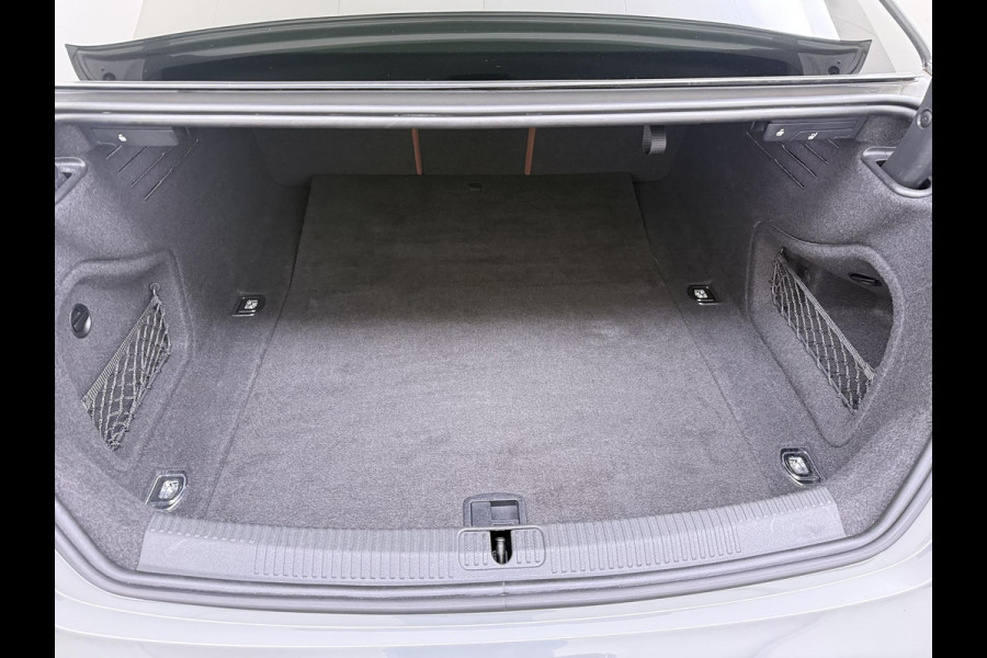 Audi A5 Coupé 40 TFSI S edition VAN € 31.900,- VOOR € 28.440,- UW LENTEVOORDEEL € 3.460,-! | S LINE IN- EN EXTERIEUR | TOPSTAAT! | 20 INCH| LEER| CAMERA| STOELVERWARMING| MATRIX LED| QUANTUM GRIJS