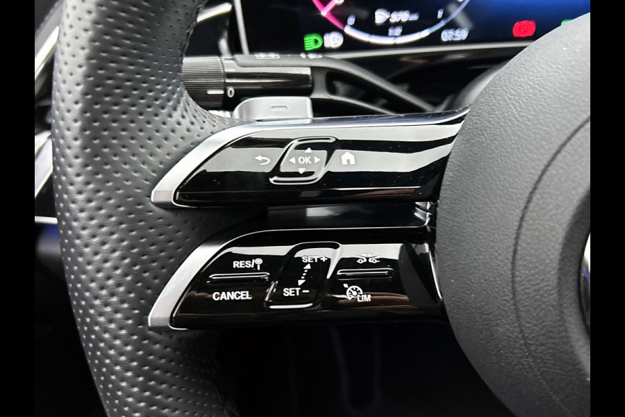 Mercedes-Benz E-Klasse 300 e Sport Edition AMG Line | Panorama Schuif-Kanteldak | Distronic | Lederen bekleding | Alarm | Parkeerpakket met 360°-camera | 20 Inch AMG Velgen. Inclusief 24 maanden MB Certified garantie voor Europa.