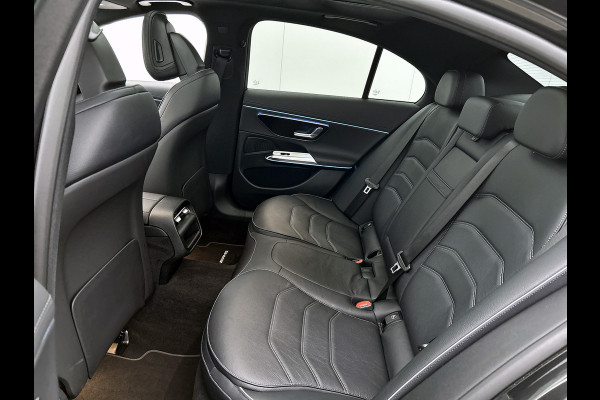 Mercedes-Benz E-Klasse 300 e Sport Edition AMG Line | Panorama Schuif-Kanteldak | Distronic | Lederen bekleding | Alarm | Parkeerpakket met 360°-camera | 20 Inch AMG Velgen. Inclusief 24 maanden MB Certified garantie voor Europa.