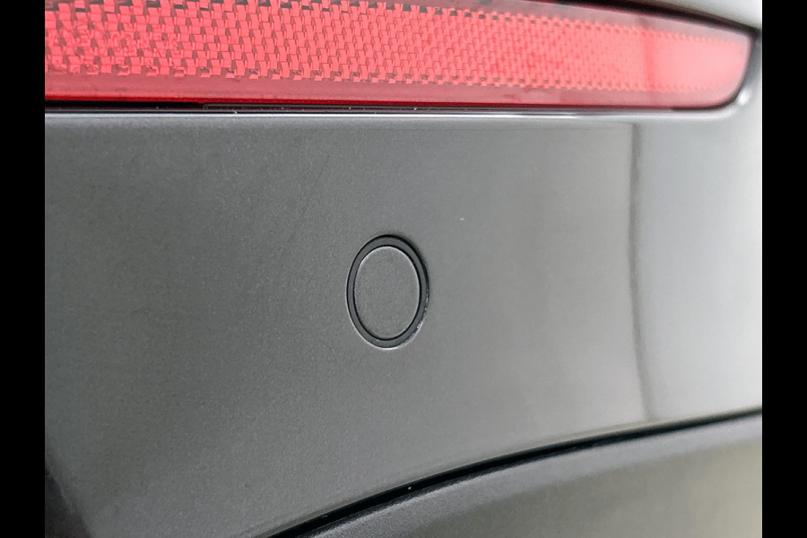 Mercedes-Benz E-Klasse 300 e Sport Edition AMG Line | Panorama Schuif-Kanteldak | Distronic | Lederen bekleding | Alarm | Parkeerpakket met 360°-camera | 20 Inch AMG Velgen. Inclusief 24 maanden MB Certified garantie voor Europa.