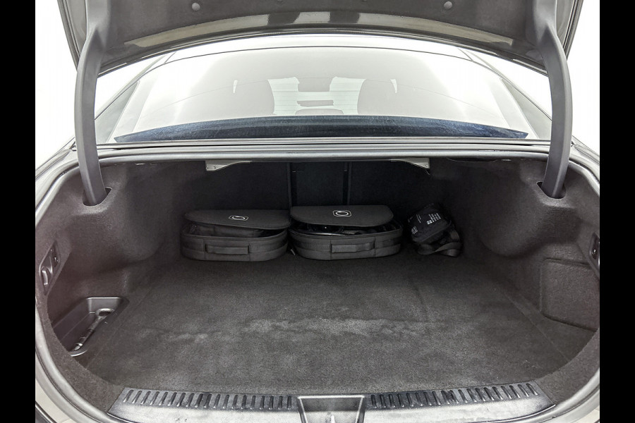 Mercedes-Benz E-Klasse 300 e Sport Edition AMG Line | Panorama Schuif-Kanteldak | Distronic | Lederen bekleding | Alarm | Parkeerpakket met 360°-camera | 20 Inch AMG Velgen. Inclusief 24 maanden MB Certified garantie voor Europa.