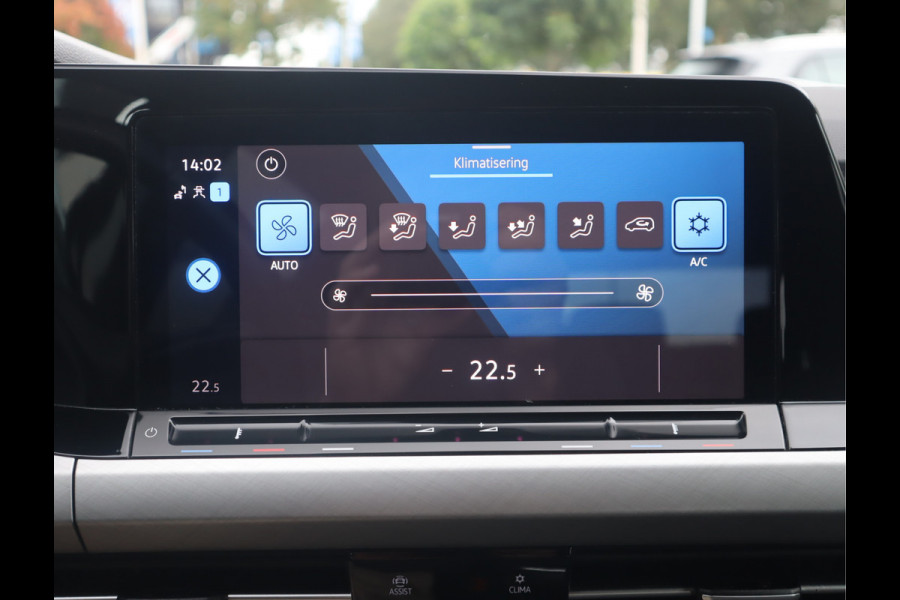 Volkswagen Golf 1.5 TSI Life Business Navi / LED /Camera / Trekh / Climate BTW auto