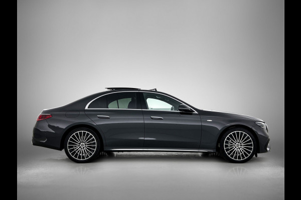 Mercedes-Benz E-Klasse 300 e Sport Edition AMG Line | Panorama Schuif-Kanteldak | Distronic | Lederen bekleding | Alarm | Parkeerpakket met 360°-camera | 20 Inch AMG Velgen. Inclusief 24 maanden MB Certified garantie voor Europa.
