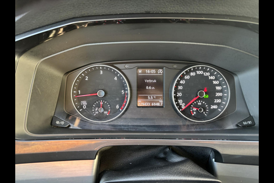 Volkswagen Transporter 2.0 TDI L2H1 DC*AUTOM.*A/C*ACC*NAVI*HAAK*CARPLAY*