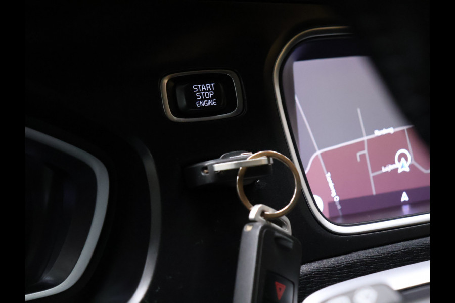 Volvo V40 Cross Country 1.5 T3 Polar+ Luxury [TREKHAAK,HARMAN KARDON, PANORAMADAK, KEYLESS ENTRY, CAMERA, VOL LEDER, STOELVERWARMING, NIEUWSTAAT]