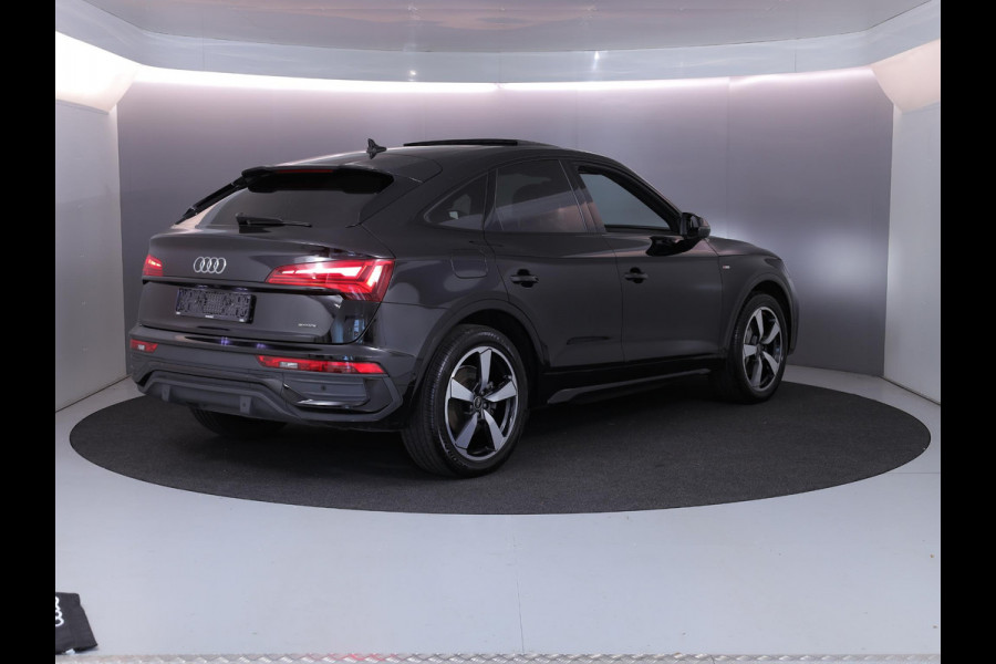 Audi Q5 Sportback 55 TFSI e S edition Competition 367 pk S-tronic | Verlengde garantie | Navigatie | Panoramadak | Parkeersensoren (Park assist) | Rondomzicht camera | Lederen bekleding | S-Line |