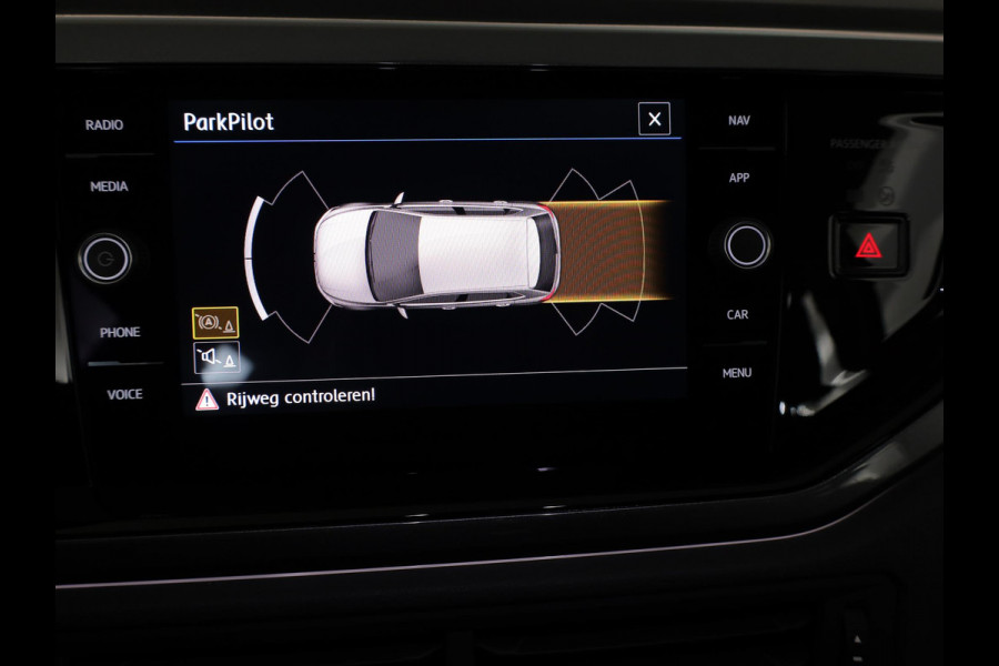 Volkswagen Polo 1.0 TSI Highline Business R 95 pk | Navigatie | Parkeersensoren (Park assist) | Autom. airco | Adaptieve cruise control | Voll. digitaal instrumentenpaneel |