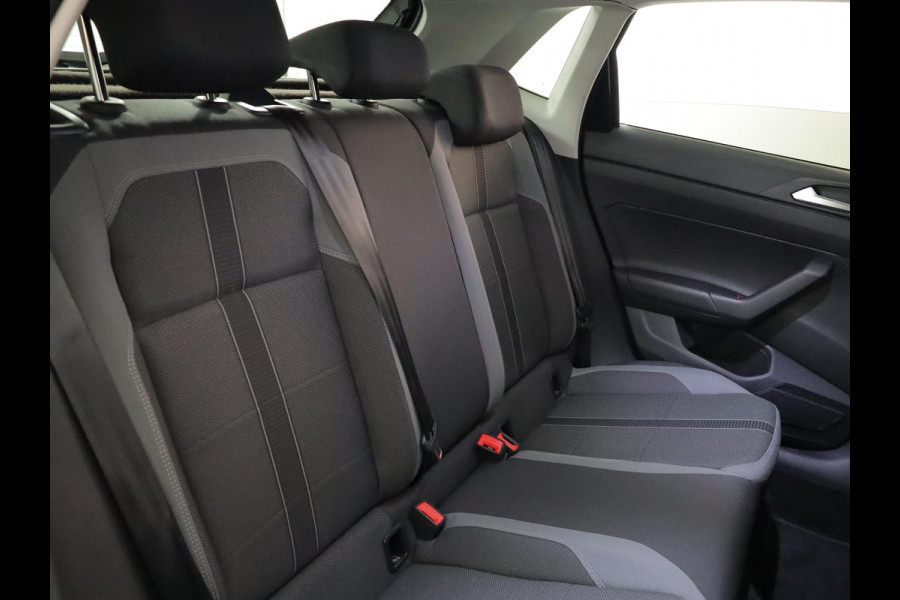 Volkswagen Polo 1.0 TSI Highline Business R 95 pk | Navigatie | Parkeersensoren (Park assist) | Autom. airco | Adaptieve cruise control | Voll. digitaal instrumentenpaneel |