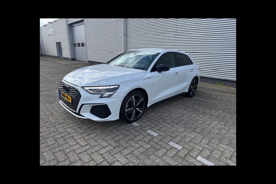 Audi A3 Sportback 40 TFSI e Edition S-line,Leder/Alcantara,Virtueel/Camera,Carplay,Navigatie,Cruisecontrol