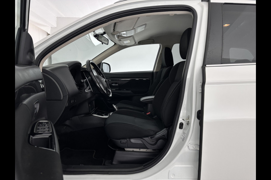 Mitsubishi Outlander 2.4 PHEV Pure (Plug-In) (INCL-BTW)  Aut *FULL-LED | KEYLESS | CAMERA | HEATED-COMFORTSEATS | ECC | SHIFTPADDLES | PDC | CRUISE | CARPLAY | PRIVACY-GLASS | DAB | TOWBAR | 16''ALU*