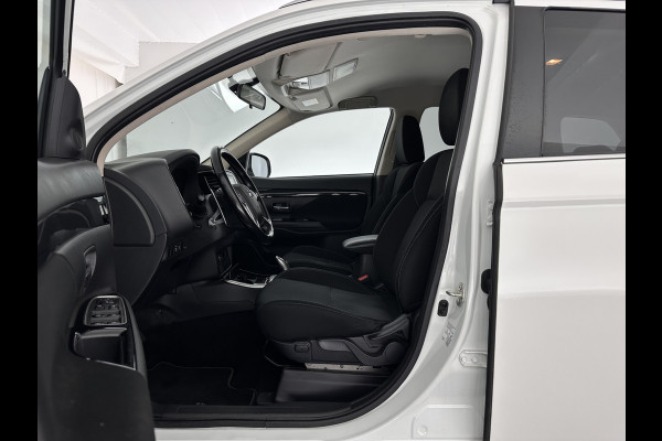 Mitsubishi Outlander 2.4 PHEV Pure (Plug-In) (INCL-BTW)  Aut *FULL-LED | KEYLESS | CAMERA | HEATED-COMFORTSEATS | ECC | SHIFTPADDLES | PDC | CRUISE | CARPLAY | PRIVACY-GLASS | DAB | TOWBAR | 16''ALU*