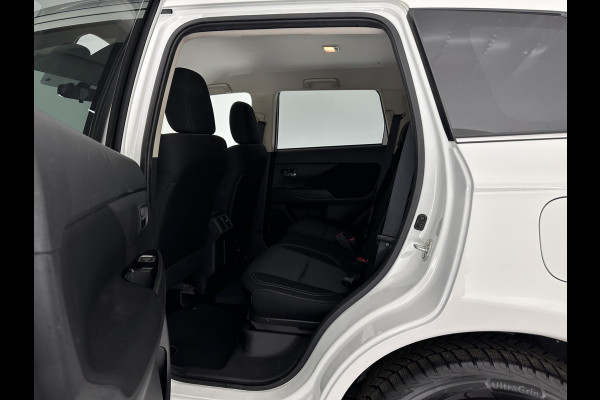 Mitsubishi Outlander 2.4 PHEV Pure (Plug-In) (INCL-BTW)  Aut *FULL-LED | KEYLESS | CAMERA | HEATED-COMFORTSEATS | ECC | SHIFTPADDLES | PDC | CRUISE | CARPLAY | PRIVACY-GLASS | DAB | TOWBAR | 16''ALU*