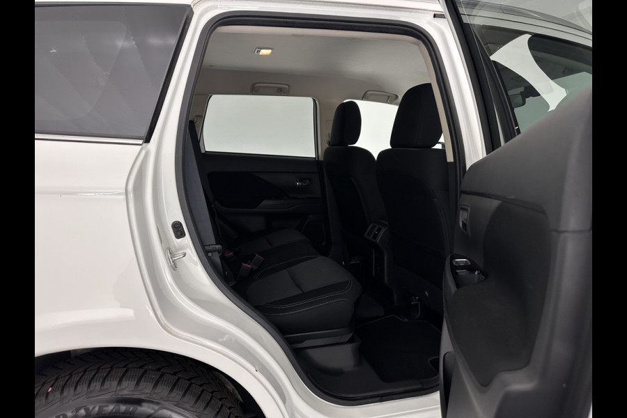 Mitsubishi Outlander 2.4 PHEV Pure (Plug-In) (INCL-BTW)  Aut *FULL-LED | KEYLESS | CAMERA | HEATED-COMFORTSEATS | ECC | SHIFTPADDLES | PDC | CRUISE | CARPLAY | PRIVACY-GLASS | DAB | TOWBAR | 16''ALU*
