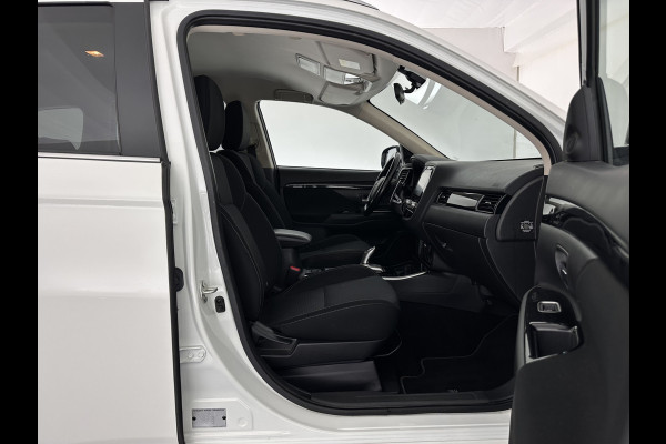 Mitsubishi Outlander 2.4 PHEV Pure (Plug-In) (INCL-BTW)  Aut *FULL-LED | KEYLESS | CAMERA | HEATED-COMFORTSEATS | ECC | SHIFTPADDLES | PDC | CRUISE | CARPLAY | PRIVACY-GLASS | DAB | TOWBAR | 16''ALU*