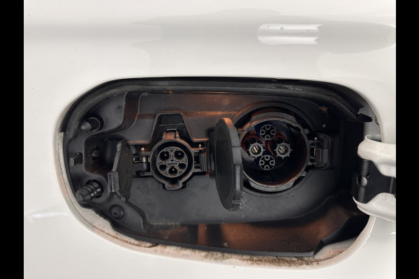 Mitsubishi Outlander 2.4 PHEV Pure (Plug-In) (INCL-BTW)  Aut *FULL-LED | KEYLESS | CAMERA | HEATED-COMFORTSEATS | ECC | SHIFTPADDLES | PDC | CRUISE | CARPLAY | PRIVACY-GLASS | DAB | TOWBAR | 16''ALU*