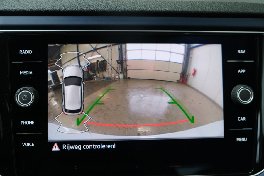 Volkswagen T-Roc 1.5 TSI Sport Business R-Line Automaat - Airco, Cruise, Panodak, Carplay, Virtual Display, PDC, Navi.