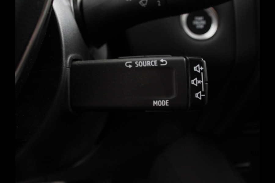 Renault Captur 1.3 TCe Techno 160pk automaat | Climate control | Adaptieve cruise control | Camera | Parkeersensoren | LED | Verwarmde voorstoelen | Stuurverwarming | Navigatie | Apple Carplay/ Android Auto | Keyless