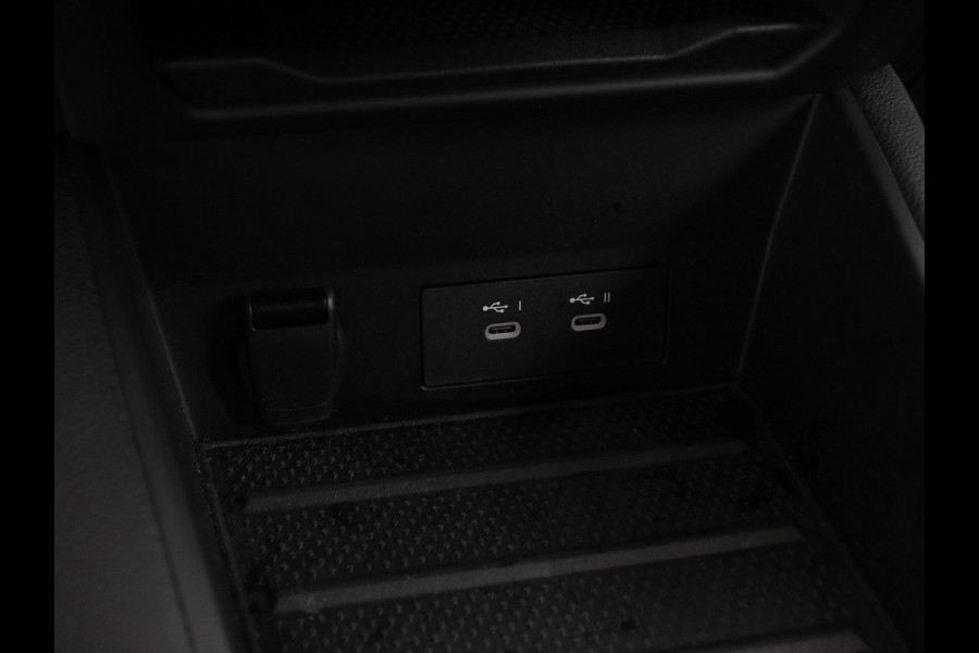 Renault Captur 1.3 TCe Techno 160pk automaat | Climate control | Adaptieve cruise control | Camera | Parkeersensoren | LED | Verwarmde voorstoelen | Stuurverwarming | Navigatie | Apple Carplay/ Android Auto | Keyless