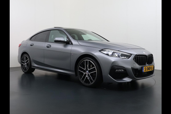 BMW 2 Serie Gran Coupé 220i VAN € 38.900,- VOOR € 35.877,- UW LENTEVOORDEEL € 3.023,-! | M-SPORT| BOMVOL! | HARMAN KARDON| PANO| FROZEN GREY| STOEL+ STUURVERWARMING| DEALER OH. | ORIGINEEL NEDERLANDS| KUIPSTOELEN| LEER | 19 INCH!