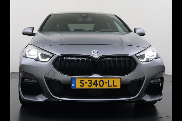 BMW 2 Serie Gran Coupé 220i VAN € 38.900,- VOOR € 35.877,- UW LENTEVOORDEEL € 3.023,-! | M-SPORT| BOMVOL! | HARMAN KARDON| PANO| FROZEN GREY| STOEL+ STUURVERWARMING| DEALER OH. | ORIGINEEL NEDERLANDS| KUIPSTOELEN| LEER | 19 INCH!