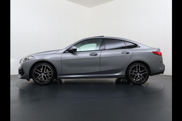 BMW 2 Serie Gran Coupé 220i VAN € 38.900,- VOOR € 35.877,- UW LENTEVOORDEEL € 3.023,-! | M-SPORT| BOMVOL! | HARMAN KARDON| PANO| FROZEN GREY| STOEL+ STUURVERWARMING| DEALER OH. | ORIGINEEL NEDERLANDS| KUIPSTOELEN| LEER | 19 INCH!