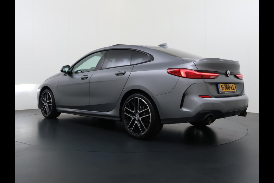 BMW 2 Serie Gran Coupé 220i VAN € 38.900,- VOOR € 35.877,- UW LENTEVOORDEEL € 3.023,-! | M-SPORT| BOMVOL! | HARMAN KARDON| PANO| FROZEN GREY| STOEL+ STUURVERWARMING| DEALER OH. | ORIGINEEL NEDERLANDS| KUIPSTOELEN| LEER | 19 INCH!
