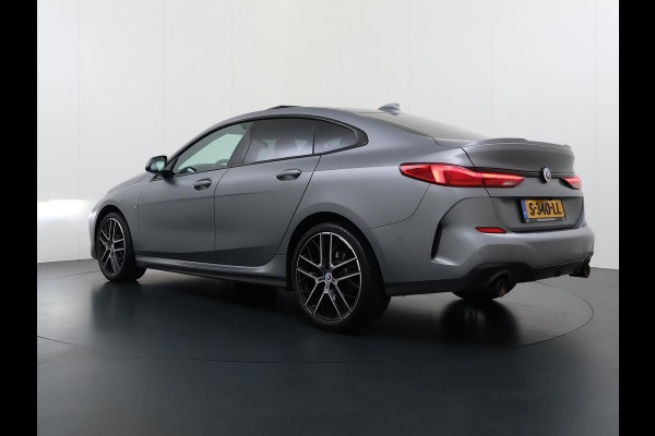 BMW 2 Serie Gran Coupé 220i VAN € 38.900,- VOOR € 35.877,- UW LENTEVOORDEEL € 3.023,-! | M-SPORT| BOMVOL! | HARMAN KARDON| PANO| FROZEN GREY| STOEL+ STUURVERWARMING| DEALER OH. | ORIGINEEL NEDERLANDS| KUIPSTOELEN| LEER | 19 INCH!