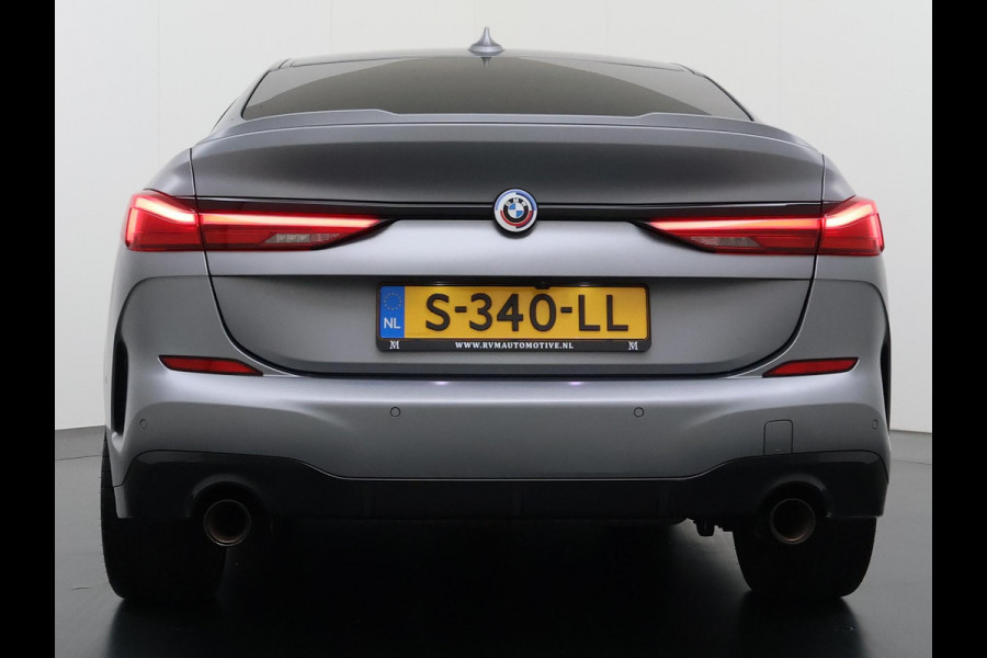 BMW 2 Serie Gran Coupé 220i VAN € 38.900,- VOOR € 35.877,- UW LENTEVOORDEEL € 3.023,-! | M-SPORT| BOMVOL! | HARMAN KARDON| PANO| FROZEN GREY| STOEL+ STUURVERWARMING| DEALER OH. | ORIGINEEL NEDERLANDS| KUIPSTOELEN| LEER | 19 INCH!
