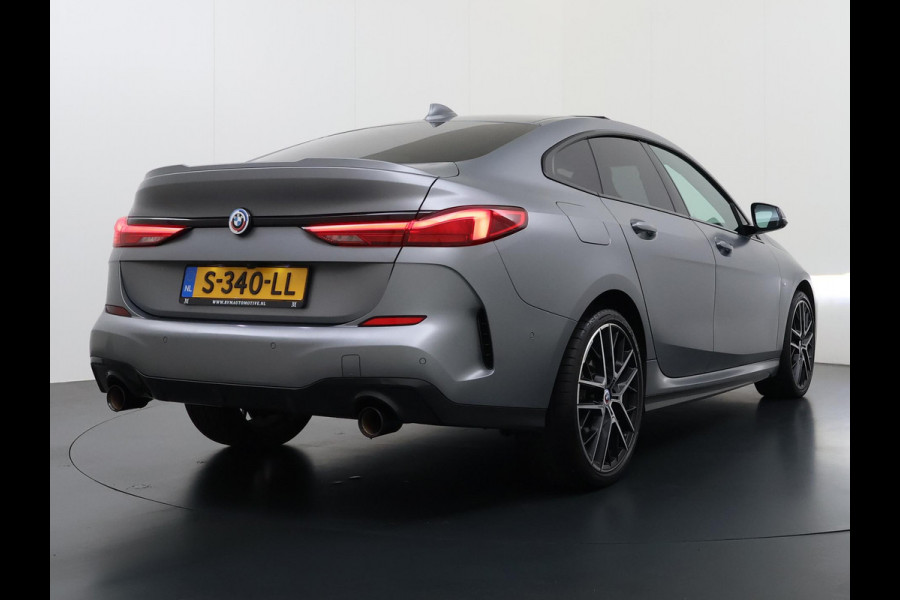 BMW 2 Serie Gran Coupé 220i VAN € 38.900,- VOOR € 35.877,- UW LENTEVOORDEEL € 3.023,-! | M-SPORT| BOMVOL! | HARMAN KARDON| PANO| FROZEN GREY| STOEL+ STUURVERWARMING| DEALER OH. | ORIGINEEL NEDERLANDS| KUIPSTOELEN| LEER | 19 INCH!