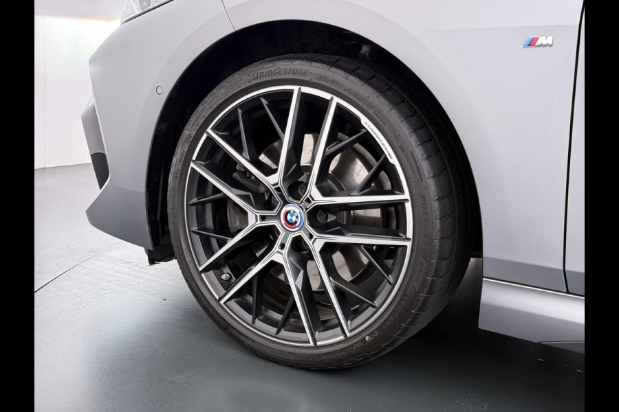 BMW 2 Serie Gran Coupé 220i VAN € 38.900,- VOOR € 35.877,- UW LENTEVOORDEEL € 3.023,-! | M-SPORT| BOMVOL! | HARMAN KARDON| PANO| FROZEN GREY| STOEL+ STUURVERWARMING| DEALER OH. | ORIGINEEL NEDERLANDS| KUIPSTOELEN| LEER | 19 INCH!